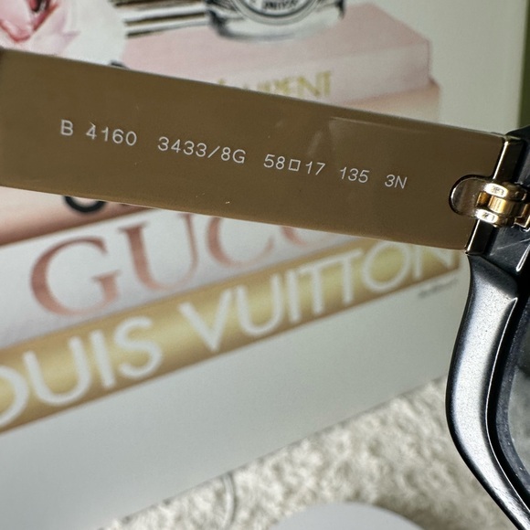 Burberry Sunglasses 🎉🎉🎉HOST PICK 🎉🎉🎉🎉 - Picture 5 of 5